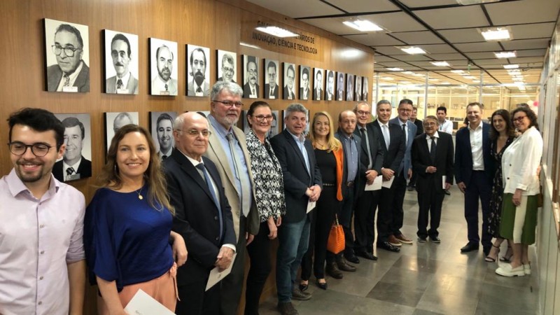 Grupo de ex-secretários e o atual secretário se reúnem em frente à nova galeria
