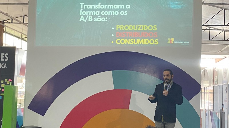 Foto de um homem palestrando