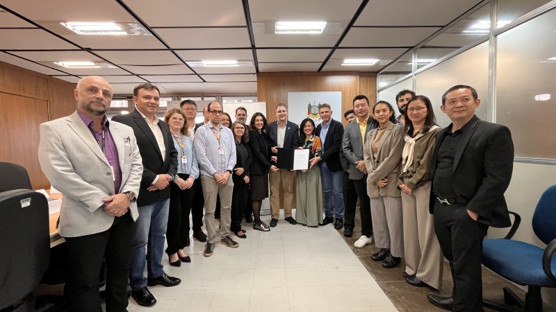 foto posada com todos em pé na sala