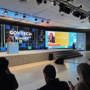 Foto da secretária no palco palestrando