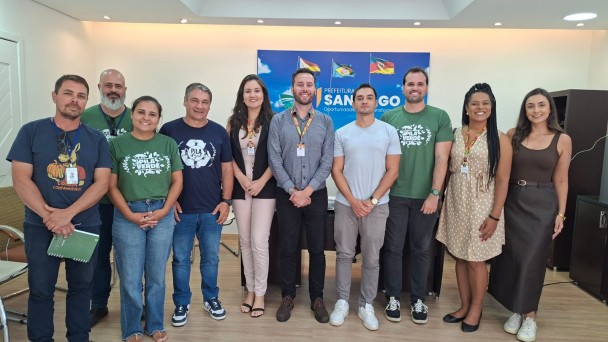 homens e mulheres posicionados para foto