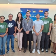 homens e mulheres posicionados para foto