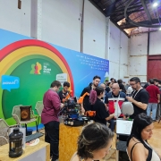 Homens e mulheres conversam