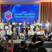 Um grupo de alunos recebem premia&ccedil;&atilde;o do Jovem Talento Ga&uacute;cho